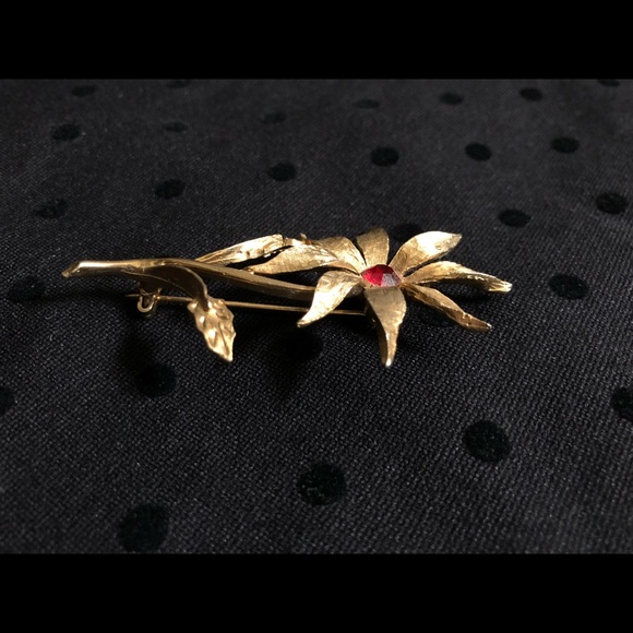 Vintage golden flower brooch - Picture 3 of 3